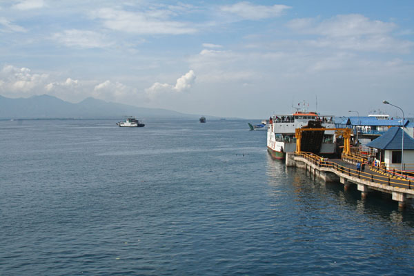 Ferries met Bali in de verte