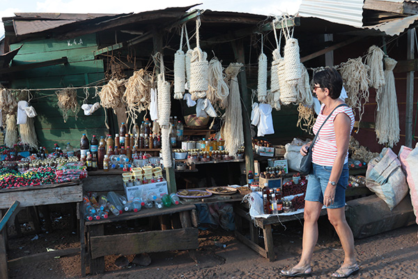 Gina Mo - de Wit at the Market in Ambalavao