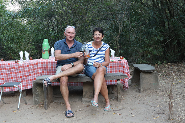 Hans en Gina Mom at camping Zakania in Isalo NP Madagascar