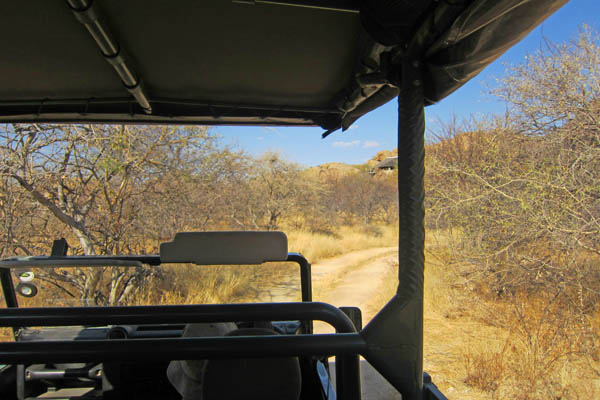 De jeep brengt ons bij de Erongo Wilderness Lodge