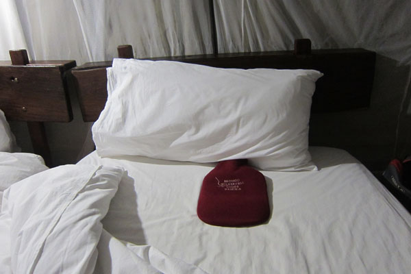 Een kruik in je bed als je gaat slapen in de tent bij de Erongo Wilderness Lodge