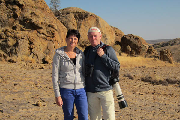 Gina en Hans Mom bij de Erongo Mountains