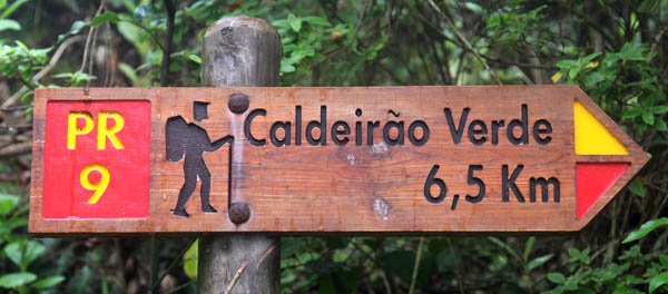 Wegwijzer naar Caldeirao Verde