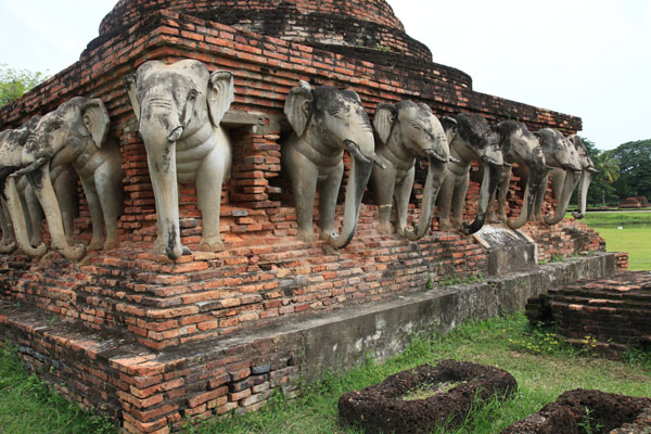 Chedi met beelden van olifanten