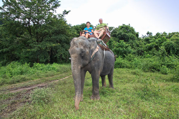 Hans en Gina op de olifant