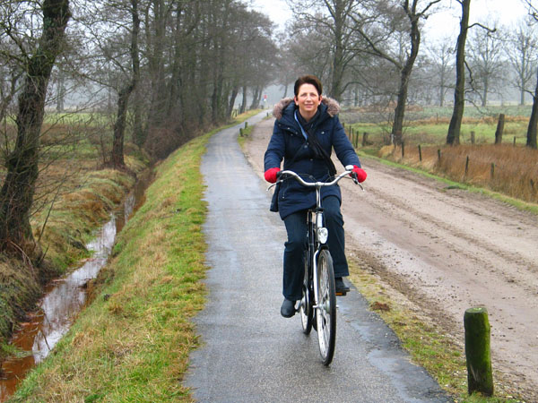Gina op de fiets