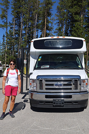 Gina Mom bij de bus van Banff Do Go