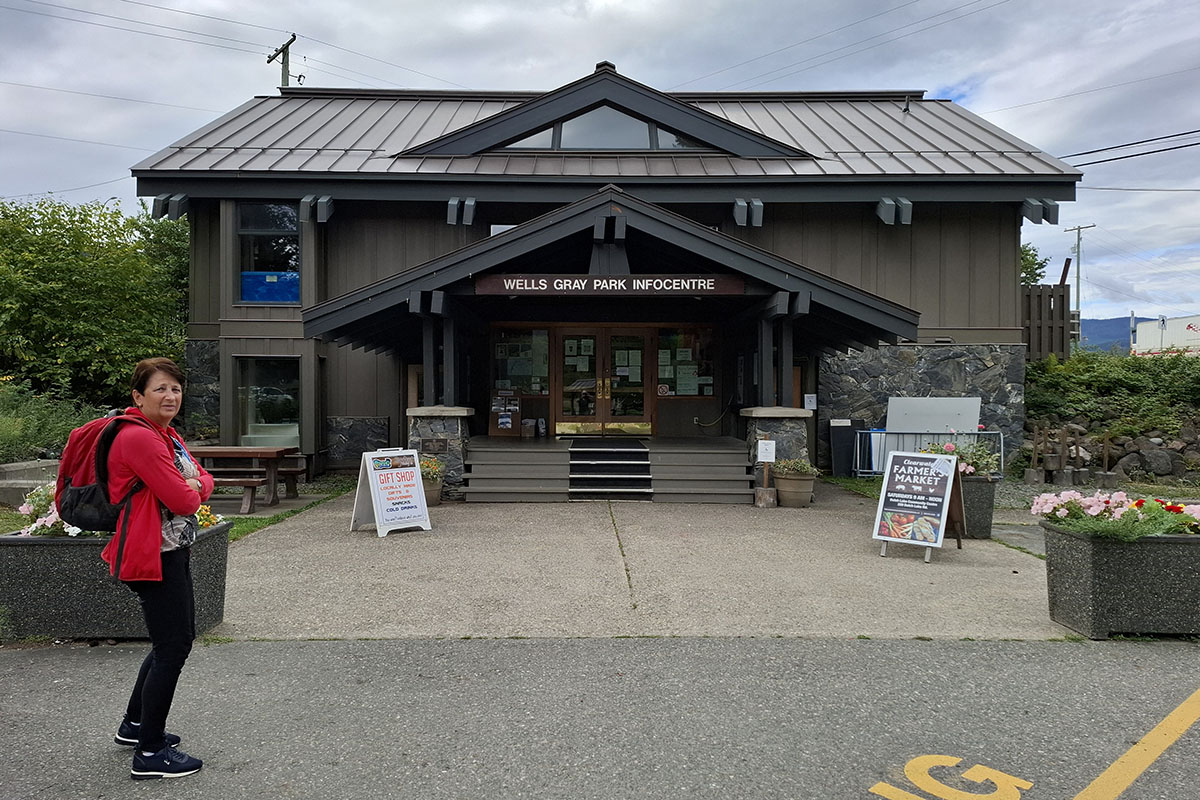 Gina Mom bij het Visitor Centre Wells Gray Park