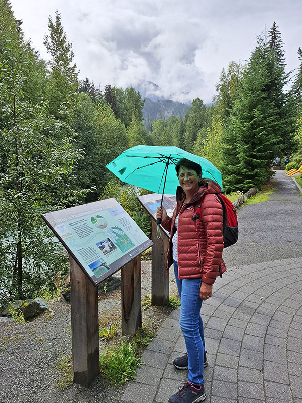 Gina Mom bij Fitzsimmons Creek in Whistler