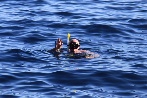 Hans Mom snorkelt in zee bij  La Palma