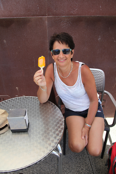 Gina Mom eet een ijsje bij Mirador Cruz de Hilda op Tenerife