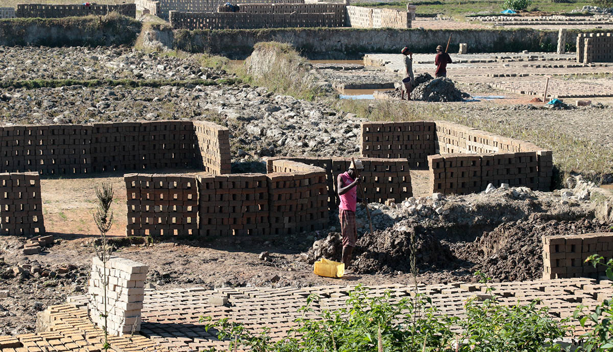 Het uitsteken van de klei voor de stenen is zware handarbeid in Madagascar