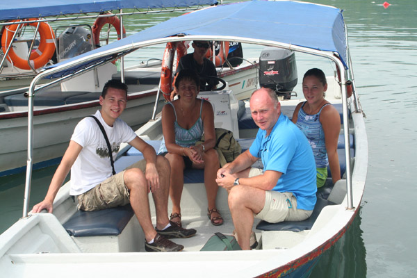 Met deze boot voeren we door de mangrovebossen