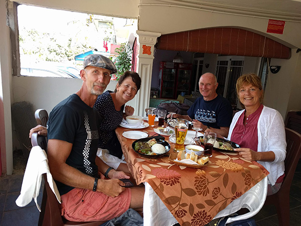 Hans en Gina Mom eten kipcurry op Mauritius