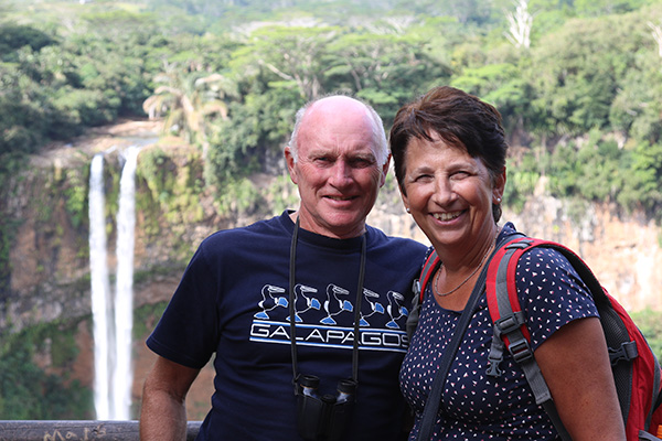 Hans and Gina Mom bij Chamarel Waterfall