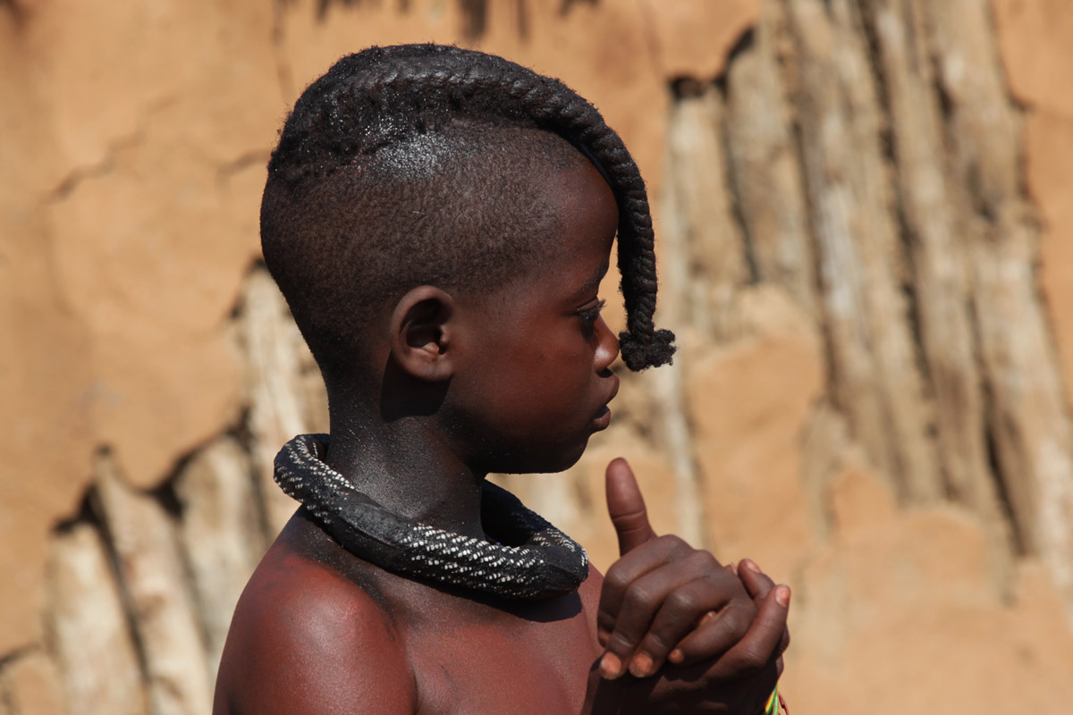 Prachtig haar en dito kleuren bij dit Himbameisje