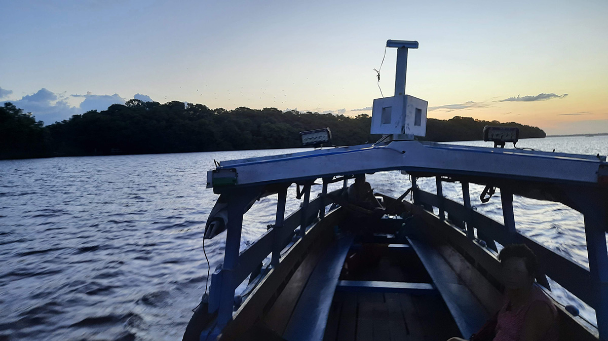 Bootje over de Commewijnerivier
