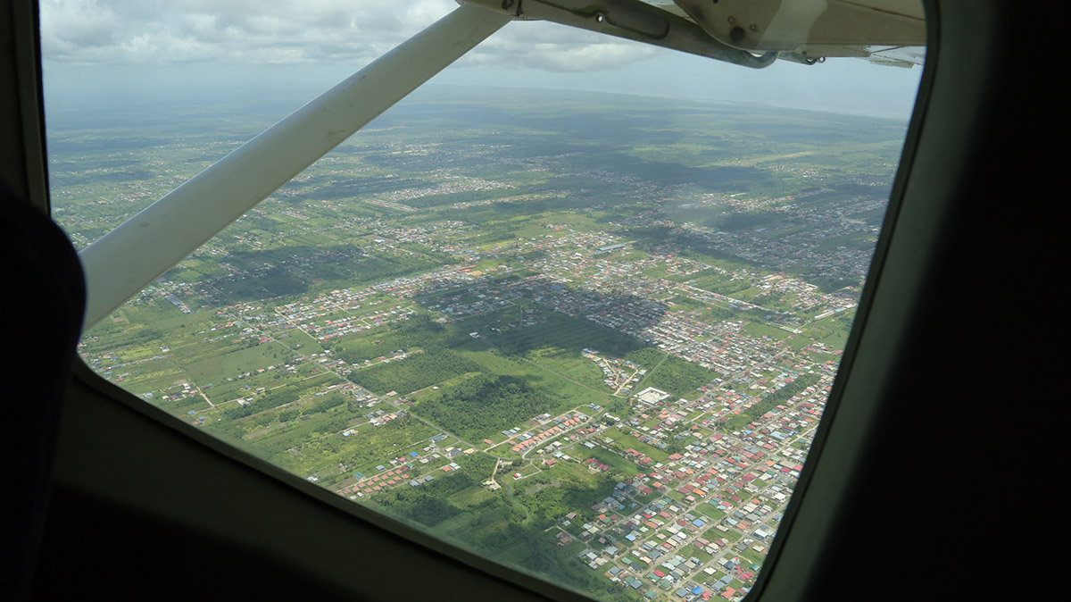 Naar Kabalebo met Gumair met onder de buitenwijken van Paramaribo