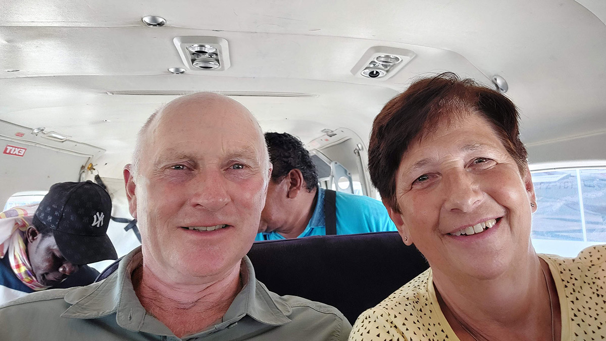 Hans en Gina Mom op weg naar Kabalebo