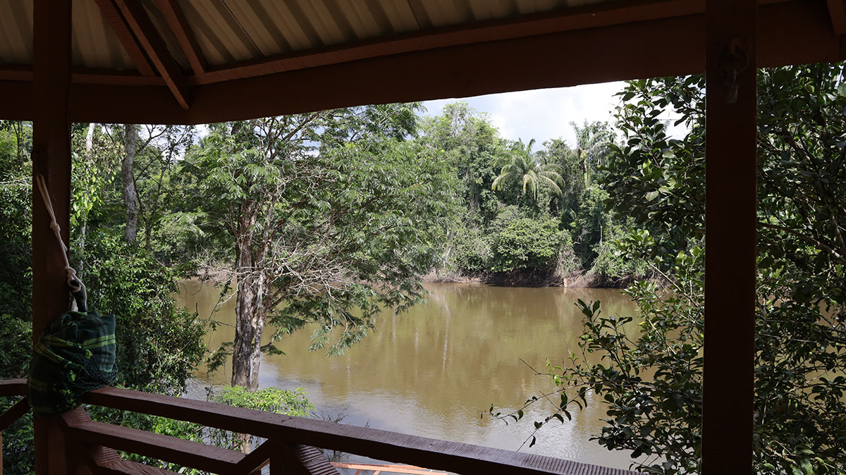 Hans Mom bij de river cabin van het Kabalebo Nature Resort