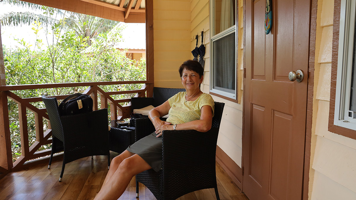 Gina Mom bij de river cabin van het Kabalebo Nature Resort