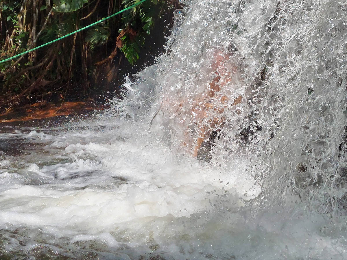 Hans Mom achter Moi-Moi waterval