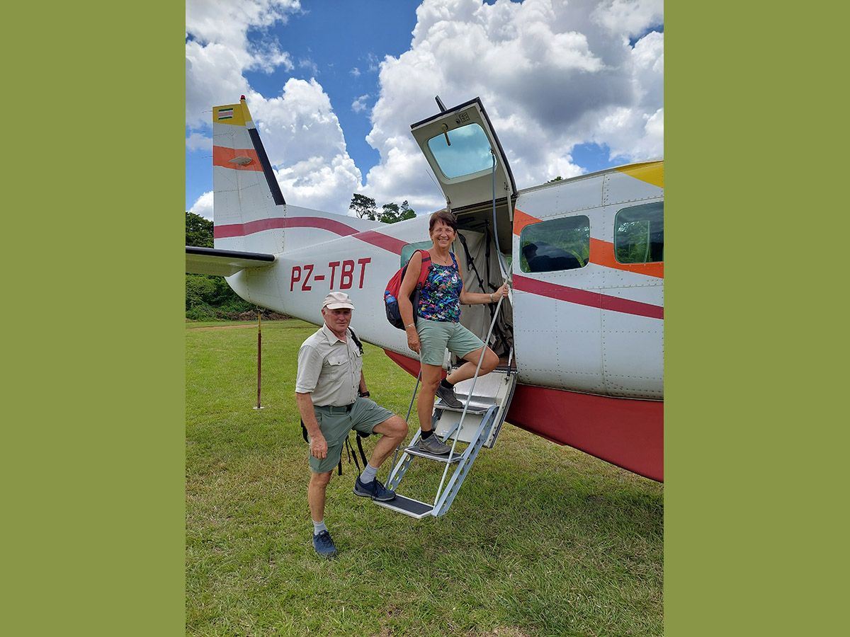 Hans en Gina stappen in de Cessna