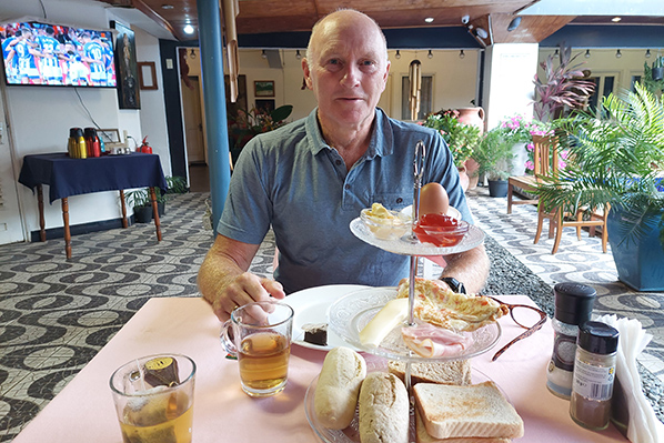 Hans Mom in de Holand Lodge in Paramaribo