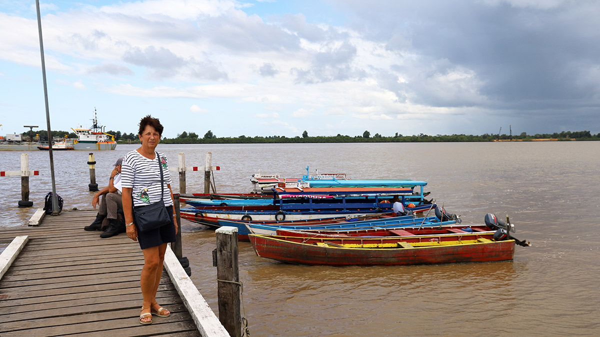 Gina Mom bij de pier van leonsberg in Paramaribo