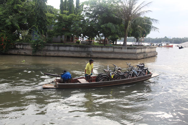 De fietsen gaan op een longtailboot