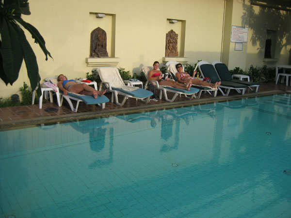 Zwembad van hotel Grandview in Chiang Mai