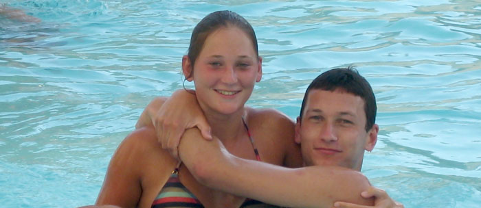 Erik en Caroline bij het zwembad