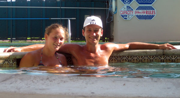 Caroline en Erik bij het zwembad