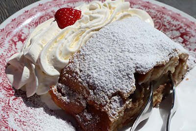 Apfelstrudel bij Restaurant Piz Buin, vakantie 2020 Oostenrijk Hans en Gina Mom