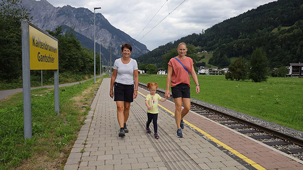 Gina op weg naar het Aktiv Park Montafon met Caroline en Lycia