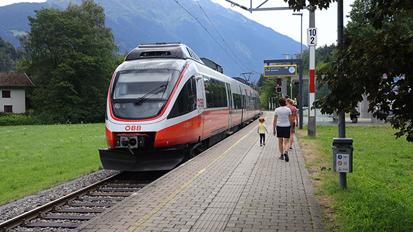 Gina op weg naar het Aktiv Park Montafon met Caroline en Lycia