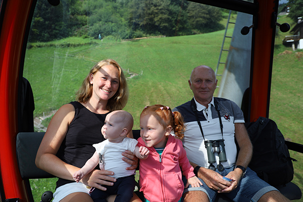 Hans Mom met Caroline, Lycia en Mylea in de Golmerbaan