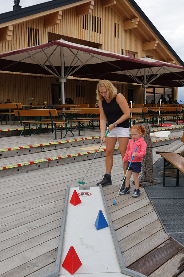 Caroline en Lycia bij het bergstation Golm