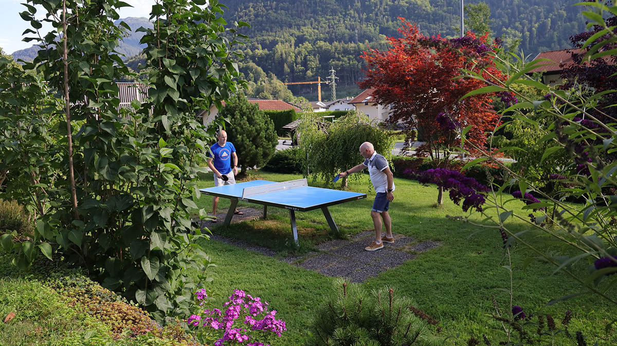 Sytse en Hans spelen een potje tafeltennis.