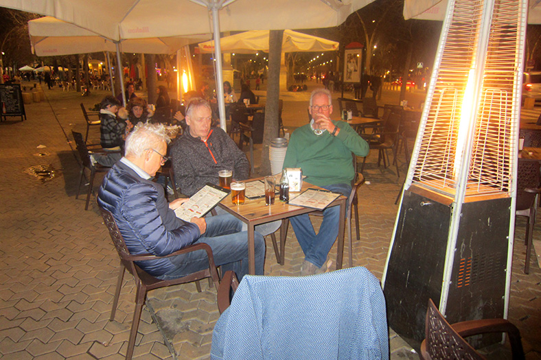 Han, Sjaak, Piet en Hans Mom at Pizzeria Badulaque 