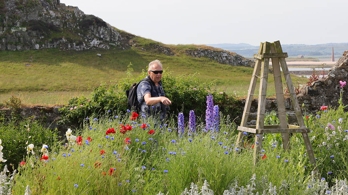 Dick Horters in de tuin van Lindisfarne Castle